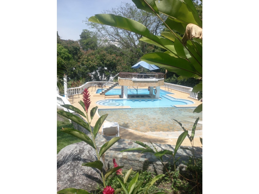 Casa finca de 3 pisos y piscina / San Jerónimo