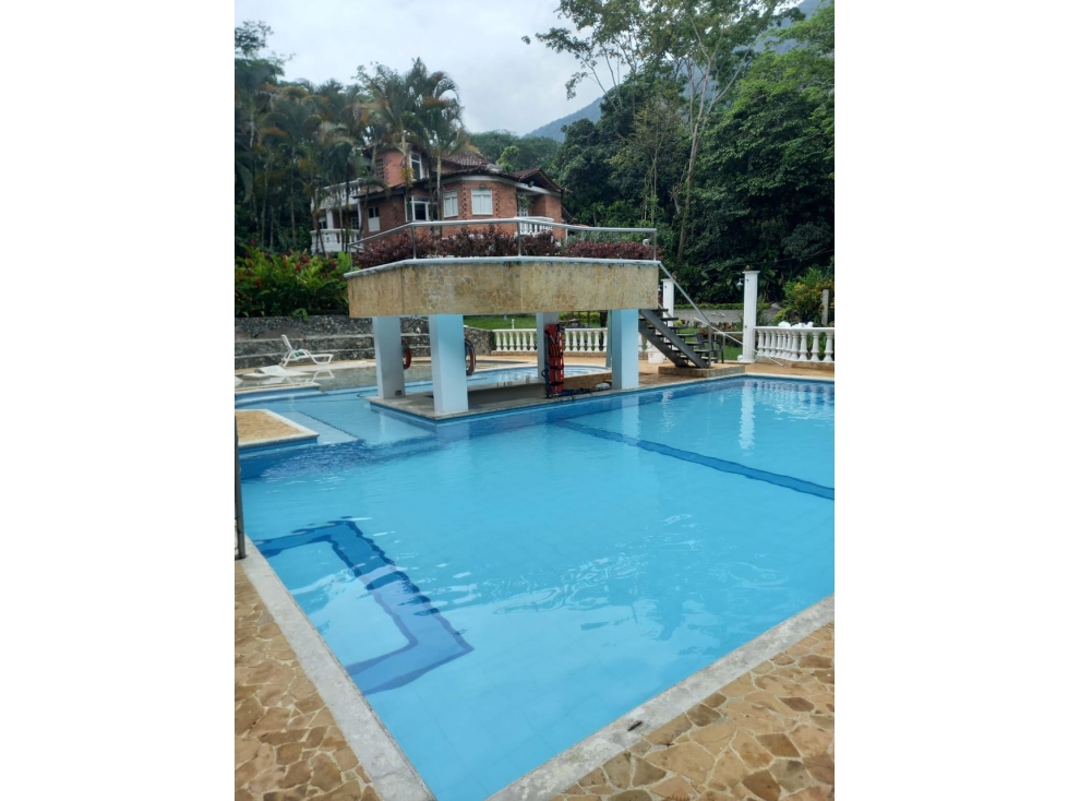 Casa finca de 3 pisos y piscina / San Jerónimo — foto 4