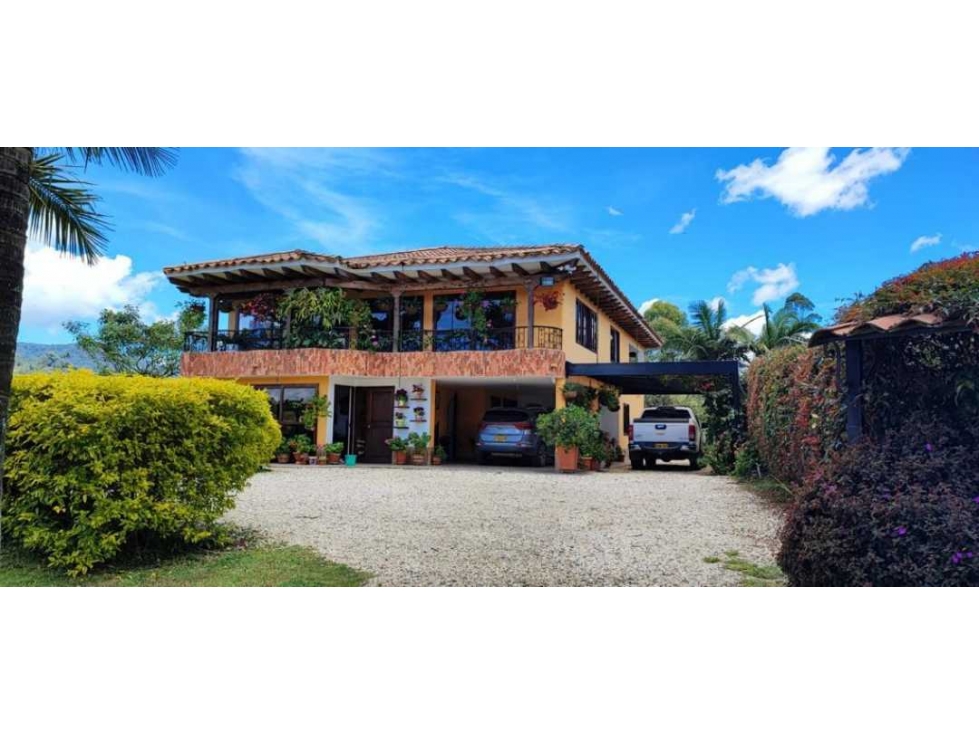CASA FINCA EN EL CARMEN VIA RÍONEGRO A LA CEJA 3.750 MTS DOS CASAS