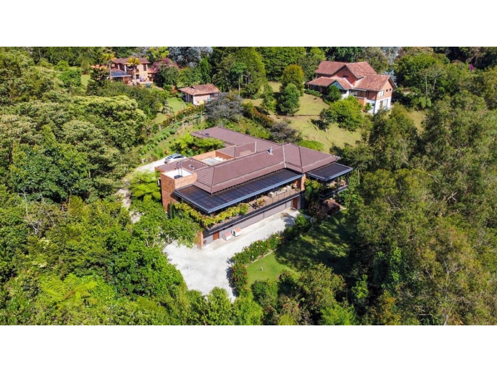 CASA FINCA SOBRE LA VÍA DE LLANOGRANDE SECTOR LA AMALITA