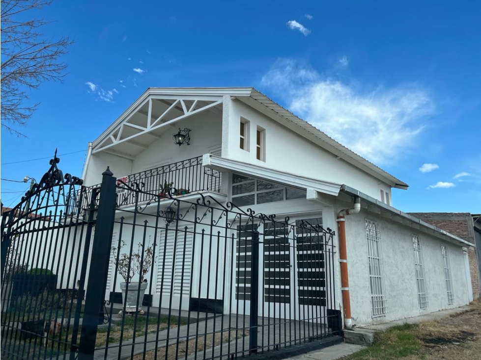 Casa en venta con estilo y amplitud en excelente ubicacion de Tunuyan - 1