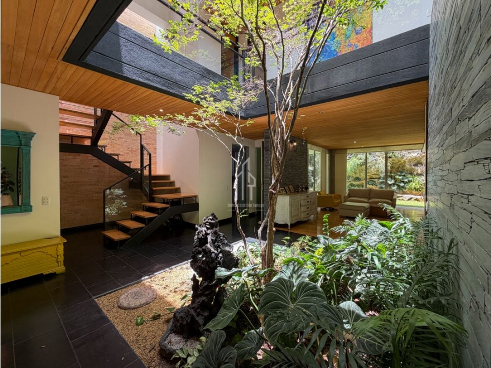 Casa Clásica con Jardín Interior en Envigado, Loma del atravesado
