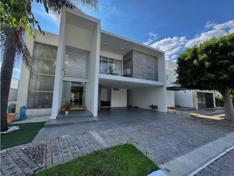 Casa en venta o renta en Lomas de Angelopolis 1. Con 4 habitaciones!
