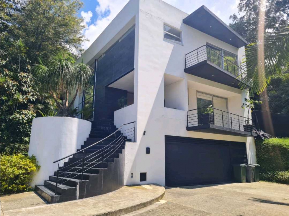 Casa independiente a la venta con piscina