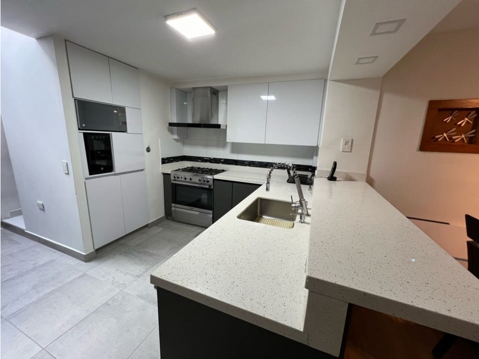 En venta casa en Medellín el Poblado Loma de San Julián