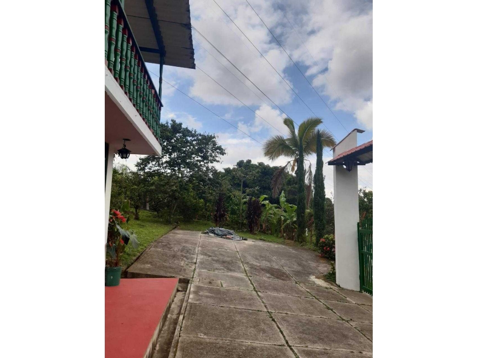 CASA- LOTE EN VENTA EN EL SECTOR DE MESITAS DEL COLEGIO
