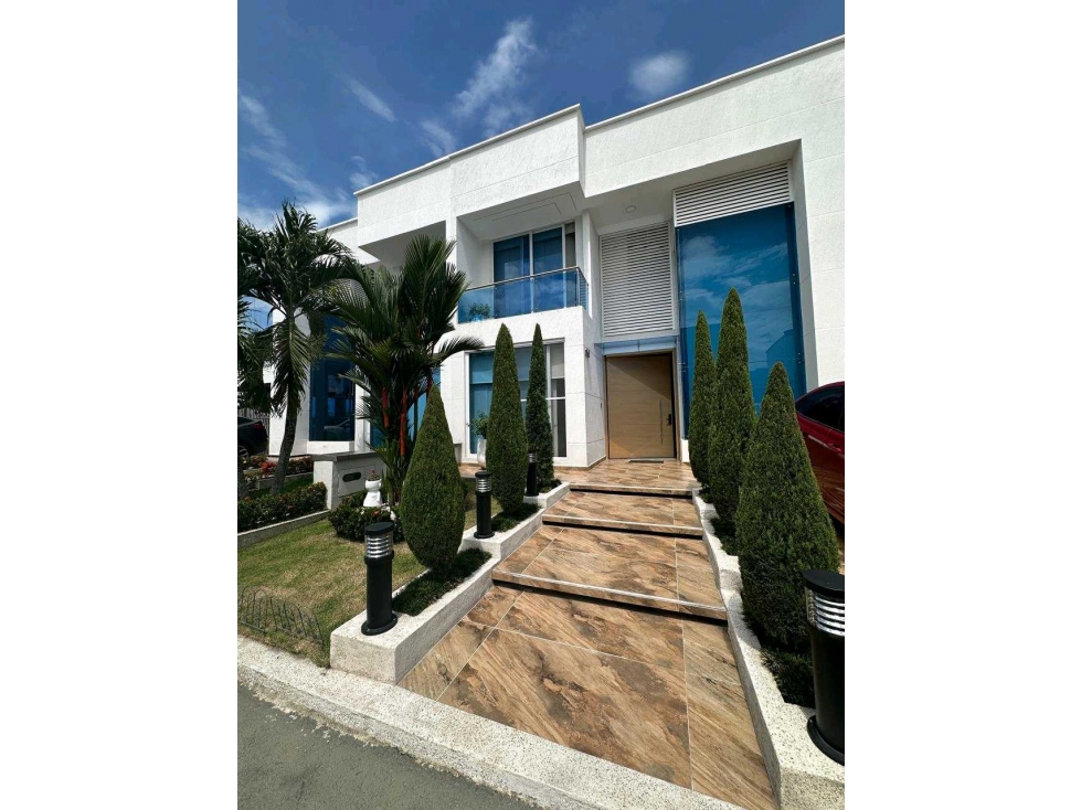 Casa lujosa recien construida en condominio sector Las Mercedes