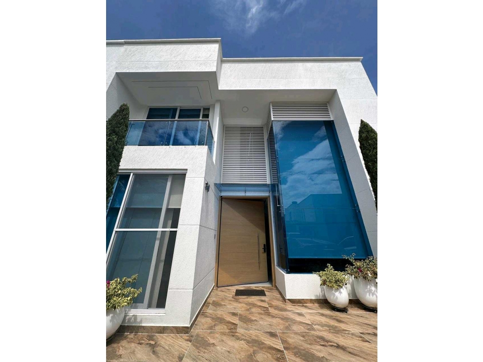 Casa lujosa recien construida en condominio sector Las Mercedes — foto 2
