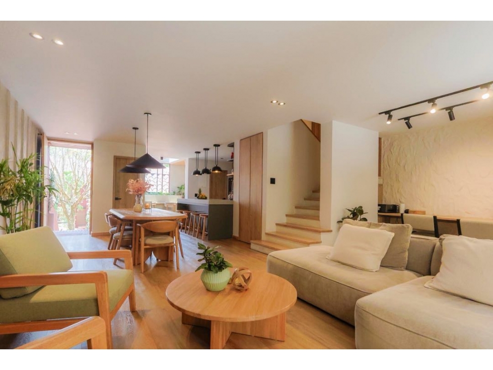 CASA MODERNA COMPLETAMENTE REMODELADA EN ALTO DEL POBLADO