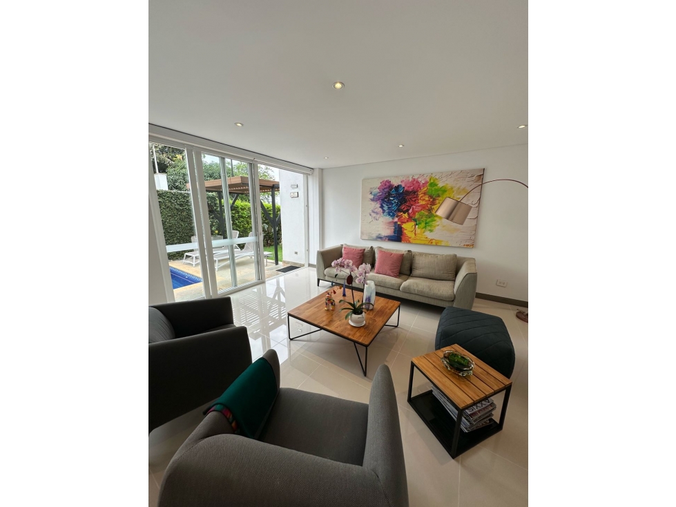 Casa Moderna con Piscina en Venta. Pance.