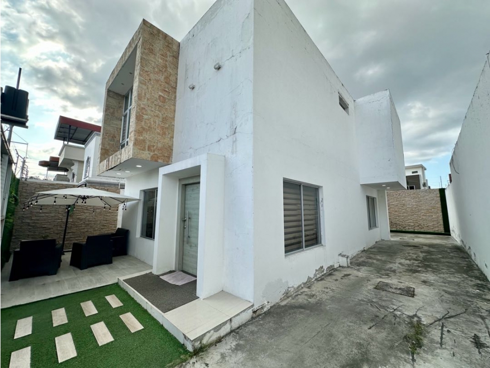 EN VENTA CASA DE DOS PISOS EN VENTA EN PORTOVIEJO - SECTOR LOS MANGOS - 2
