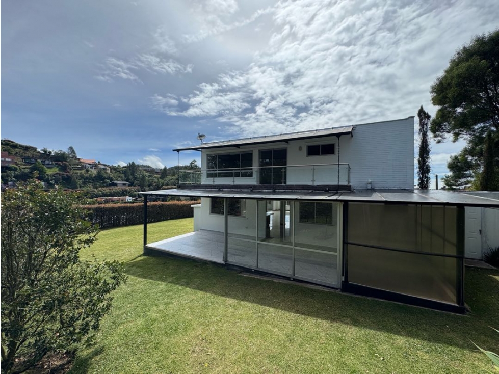 Casa moderna en venta en Envigado Loma del Escobero con vista