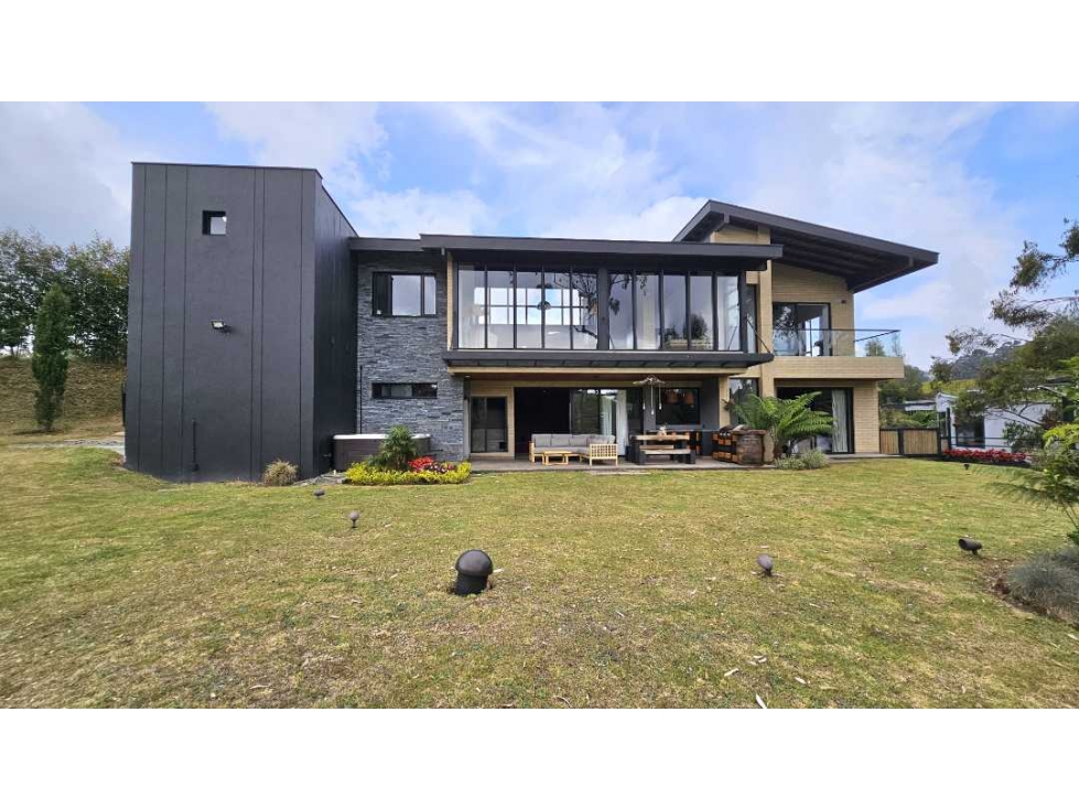 Casa de Lujo de 550m² con Sala de Cine y Jacuzzi en Alto de Palmas