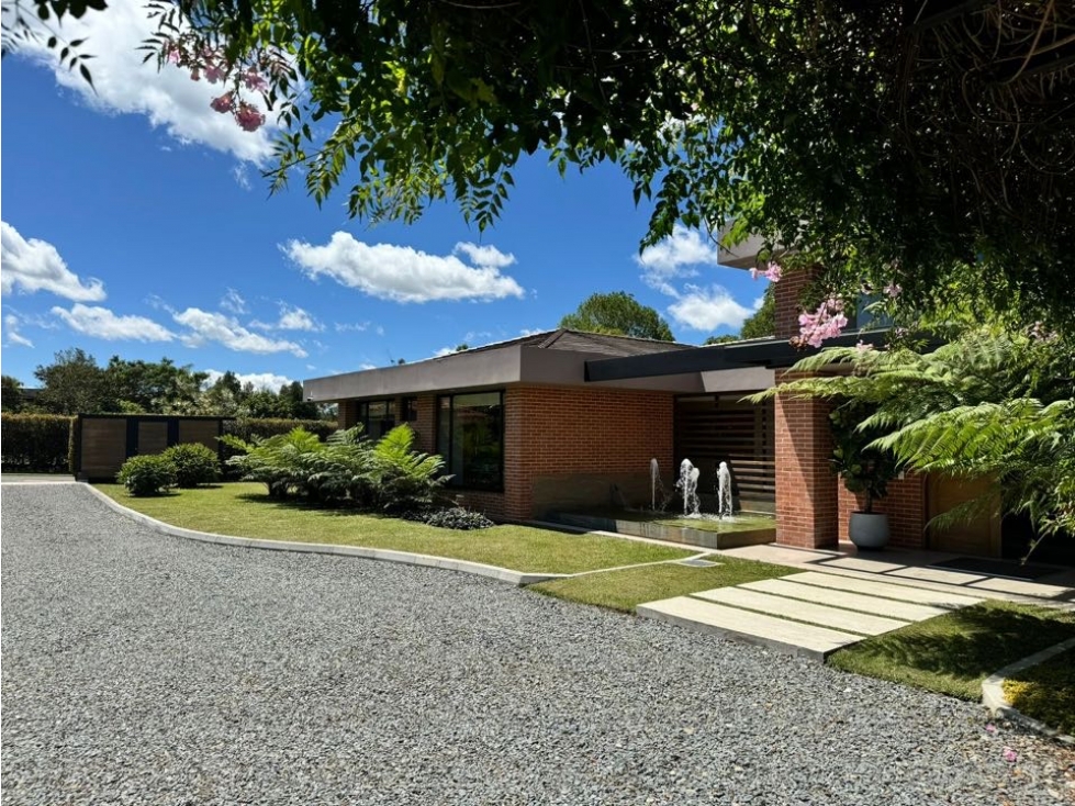 Casa única con pub ingles e invernadero de orquídeas sector rionegro