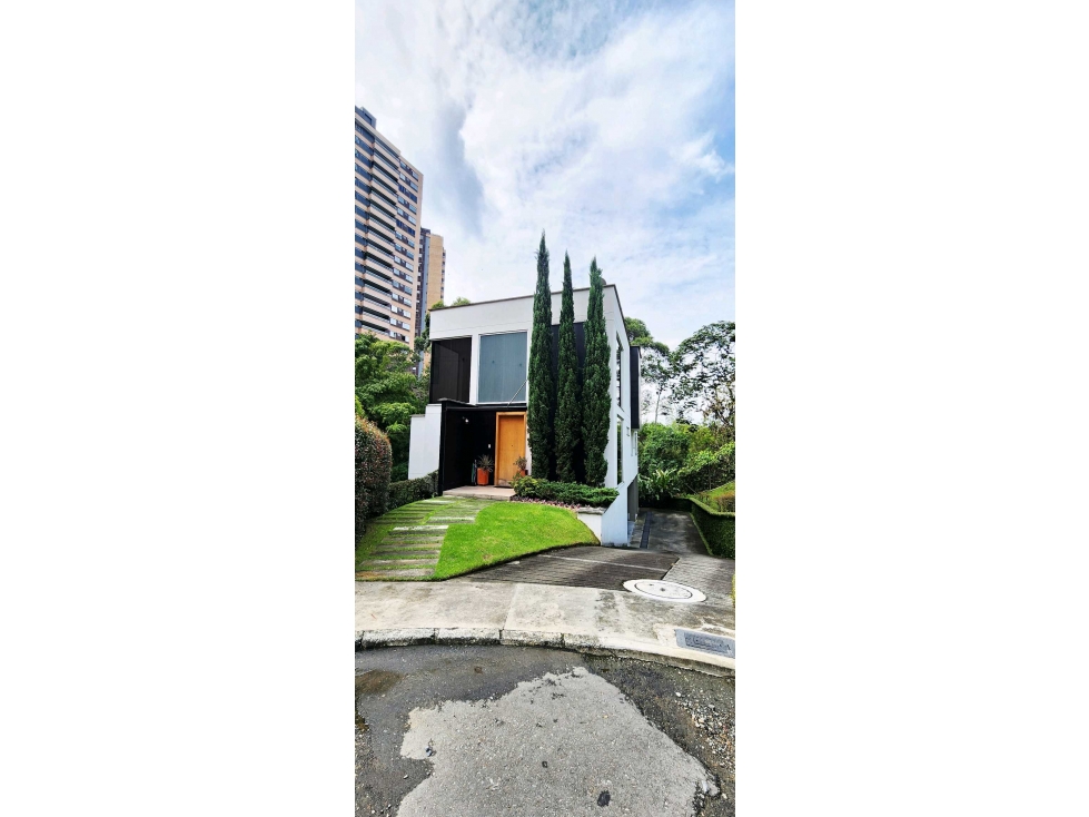 CASA NO ADOSADA EN UNIDAD CERRADA. Envigado. Loma del esmeraldal