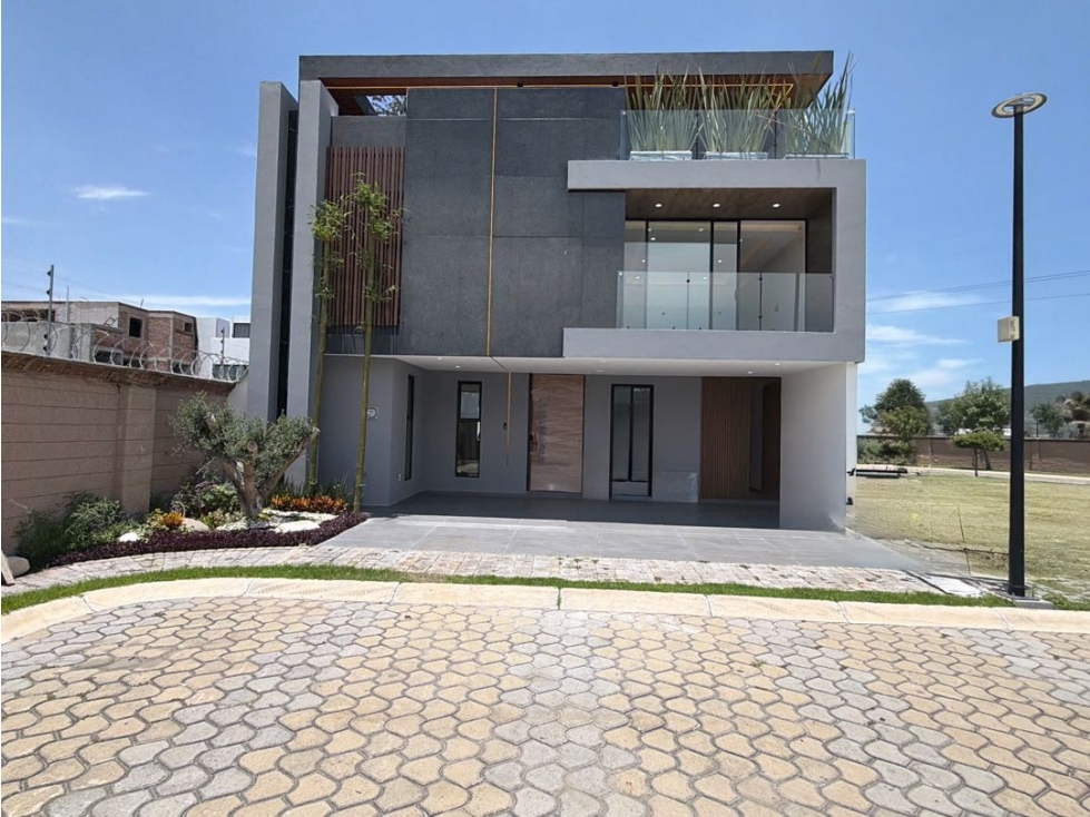Casa nueva con paneles solares, despacho y rec en PB. 4 recámaras .