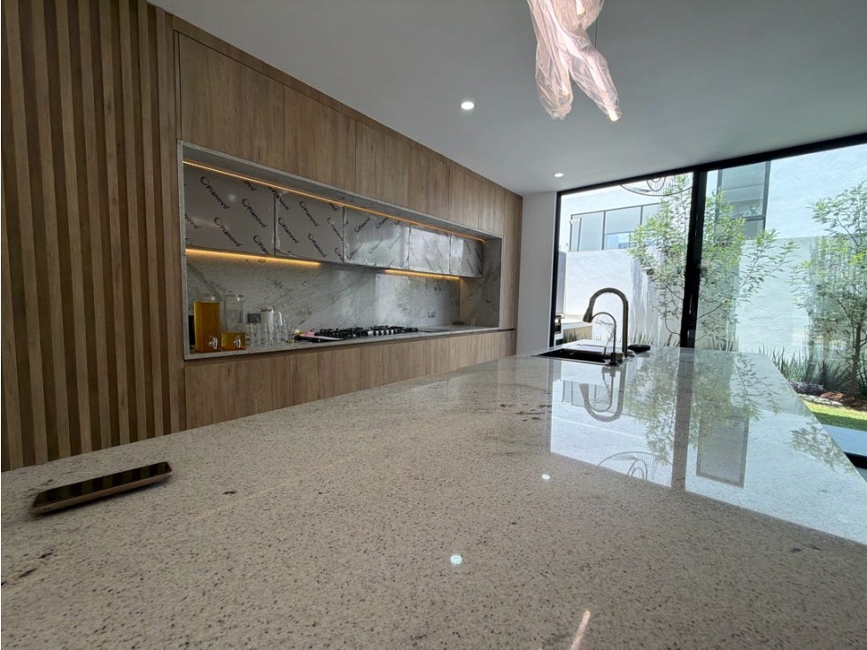 Casa nueva con paneles solares, despacho y rec en PB. 4 recámaras . - 2