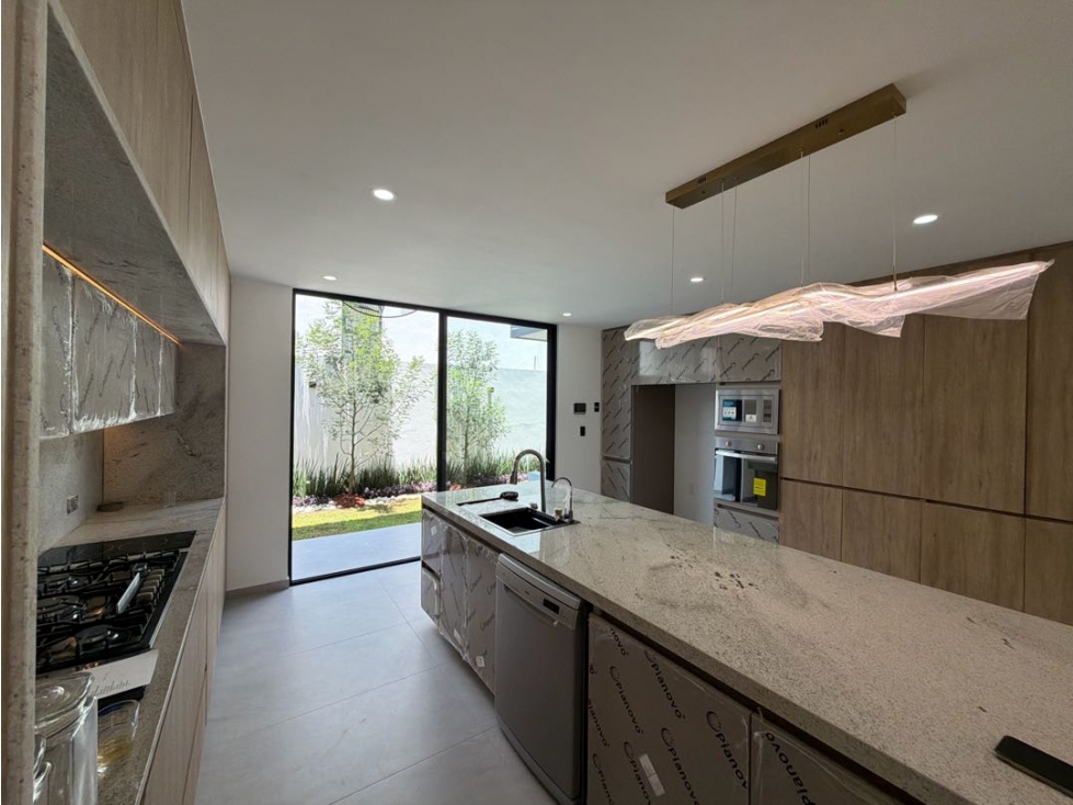 Casa nueva con paneles solares, despacho y rec en PB. 4 recámaras . - 4