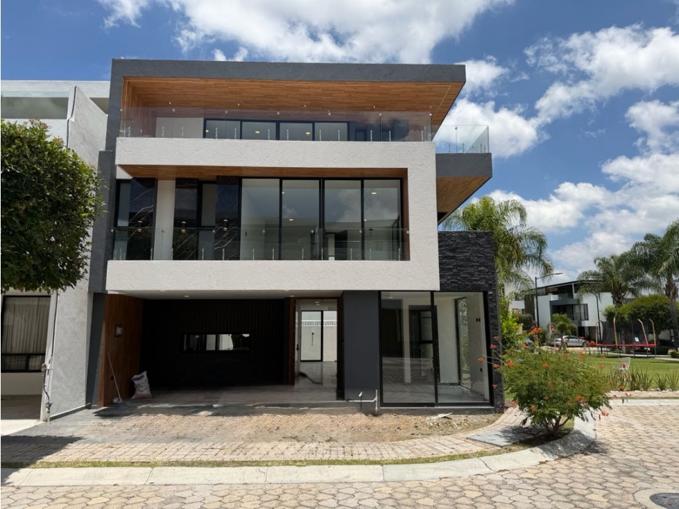 Casa nueva en venta c/rec en PB, junto a area verde y cuarto servicio