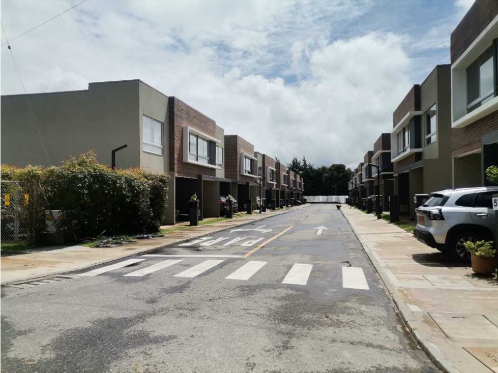 Casa para estrenar en unidad cerrada en el la ceja (LDC)