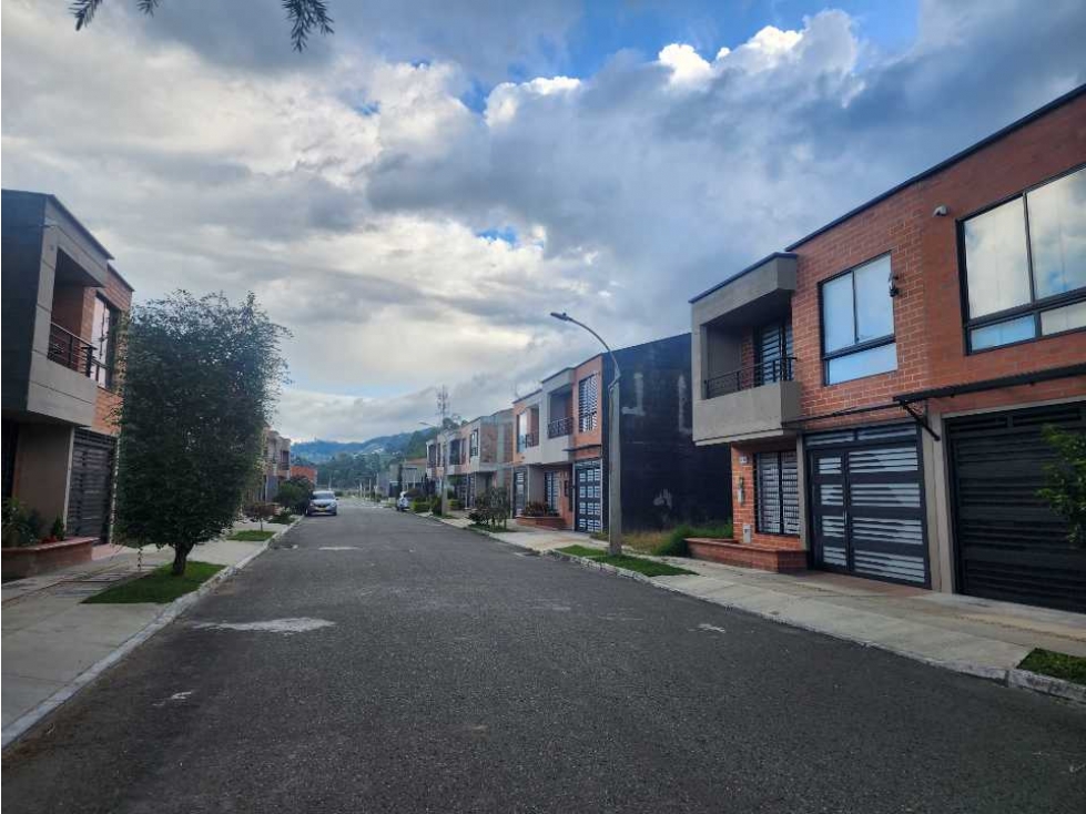 Casa para estrenar en Urbanización abierta, excelente sector