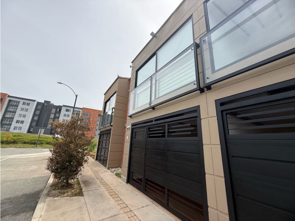 Casa para estrenar en Urbanización cerrada La Ceja