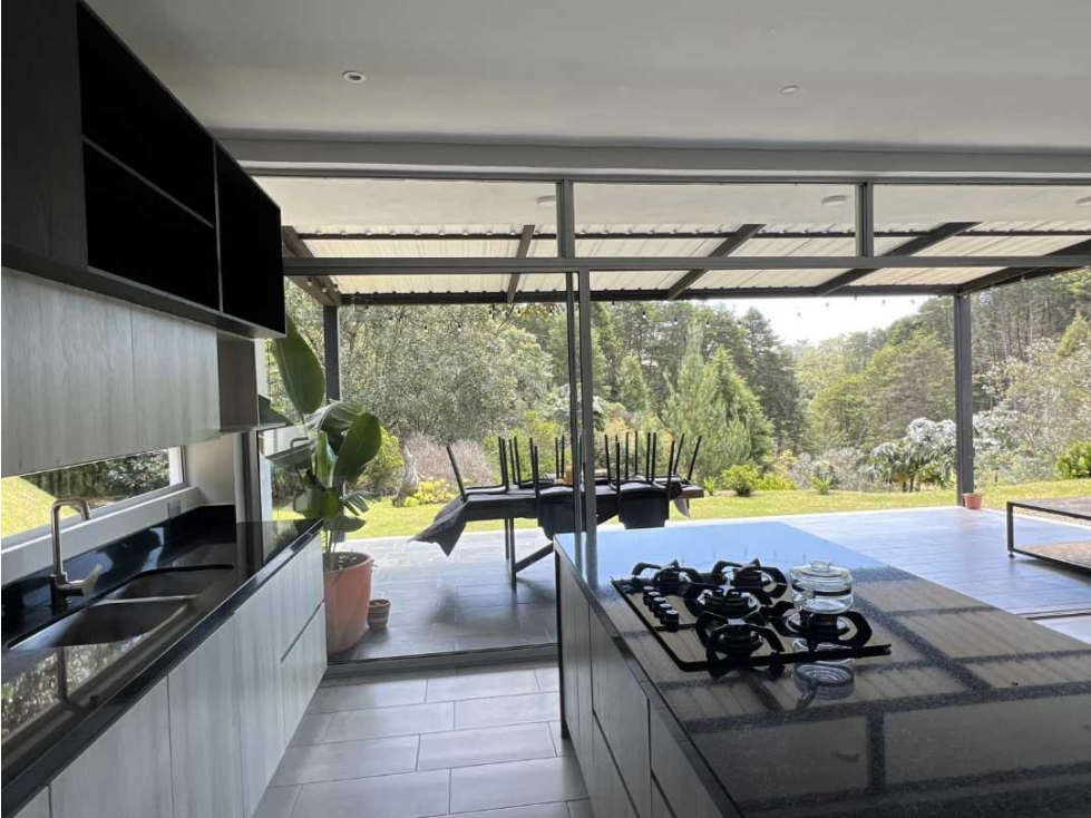 CASA PARA LA RENTA EN GUARNE VÍA AEROPUERTO