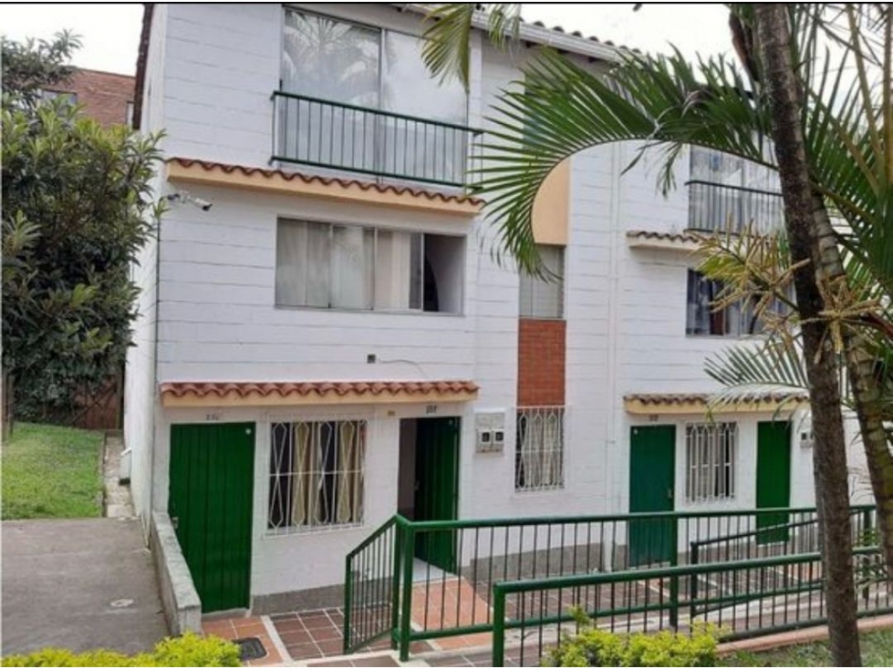 Casa para la venta a media cuadra de la Avenida 80