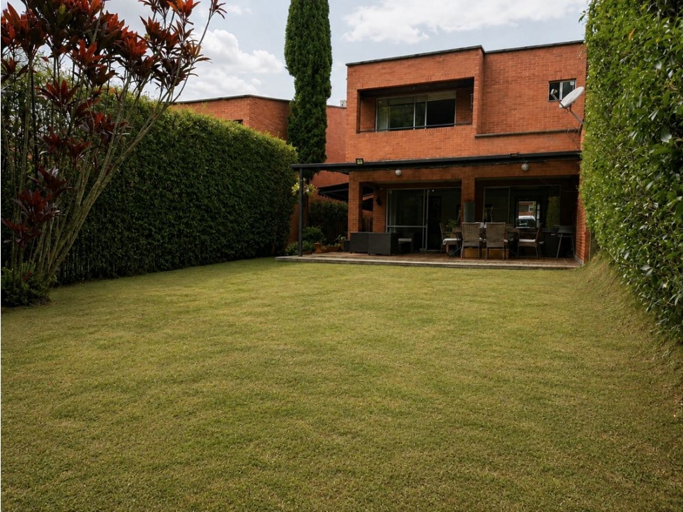 SE ALQUILA CASA EN ENVIGADO SECTOR BENEDICTINOS, AMPLIA ZONA VERDE.