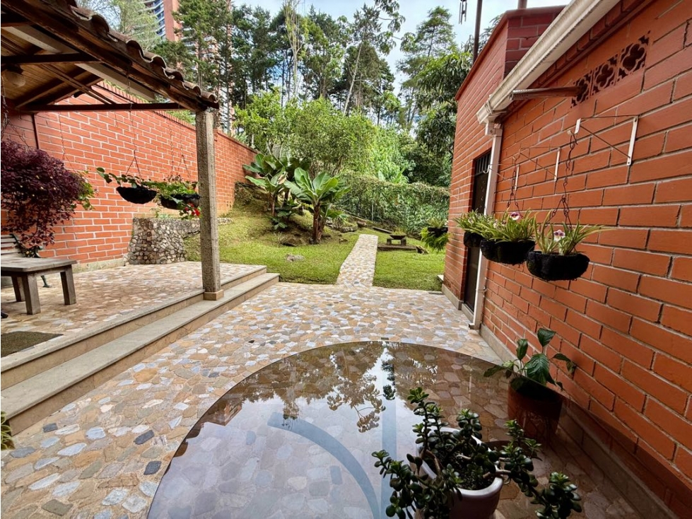 Casa para la venta El Poblado Cola del Zorro campestre y silenciosa