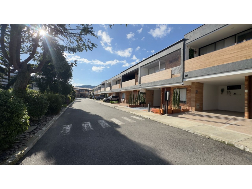 Casa para la venta en unidad cerrada en la ceja