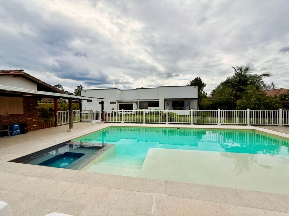 Casa para venta en Llanogrande con precio de oportunidad con Piscina