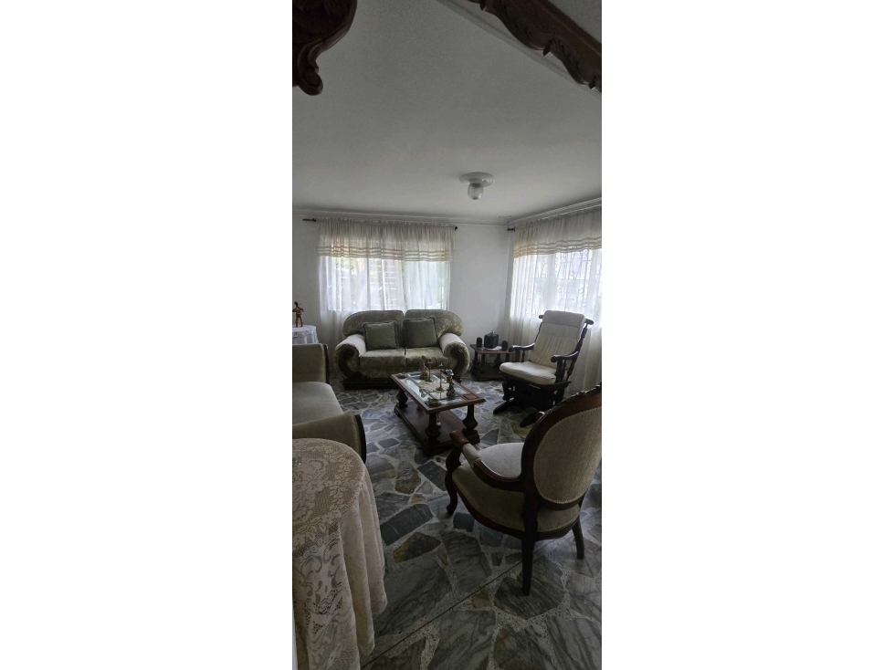 CASA PISO 1/LAURELES./4HB/4BÑ/2PATIOS/1PQ/JARDIN EXT/FLIPING — foto 3