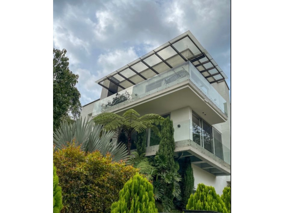 Casa Poblado 700 metros 5900 millones Amoblada 6500