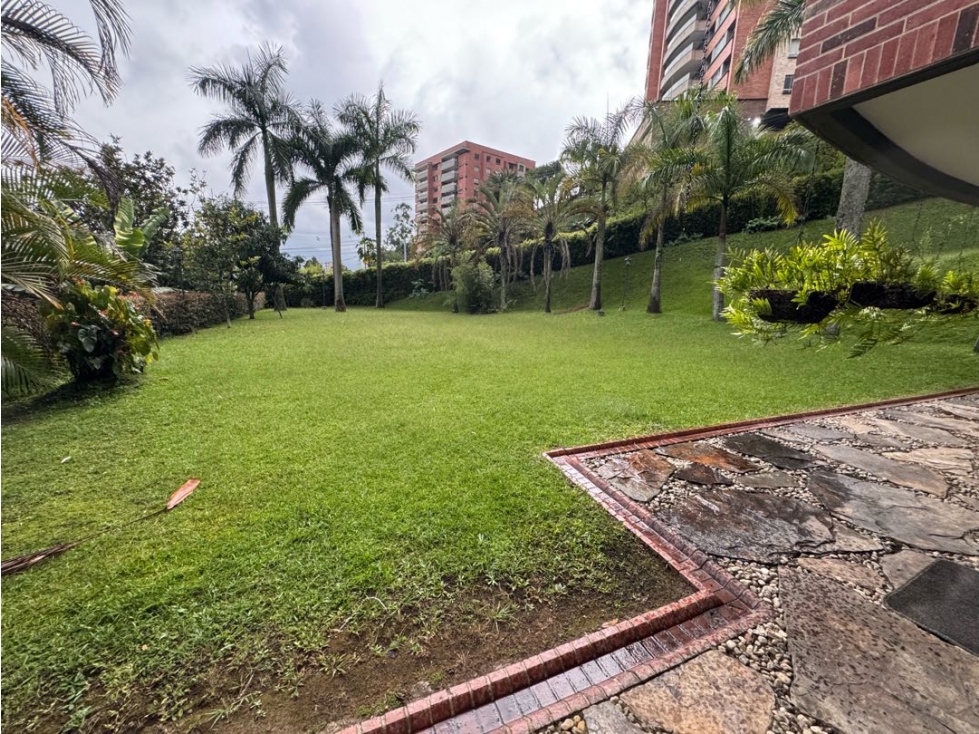 Casa Poblado con zona verde amplia