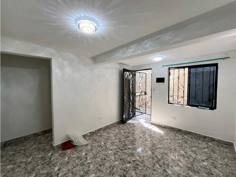 Casa primer piso en arriendo robledo aures,3 alcobas 2 baños