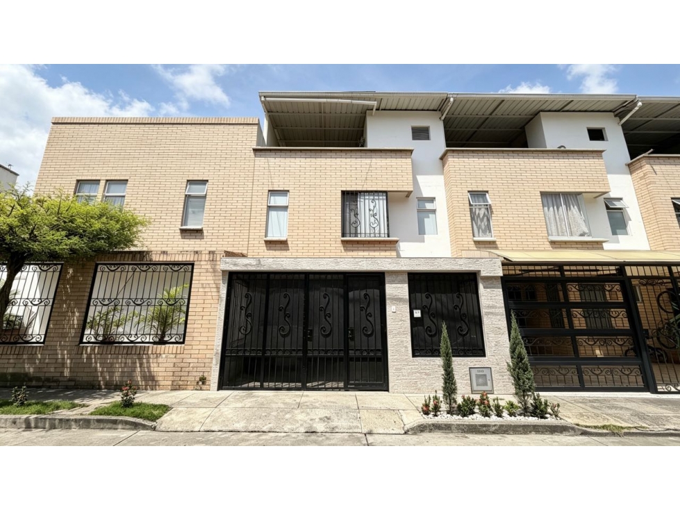 Casa remodelada con terraza en venta | Bosque de Versalles - Palmira