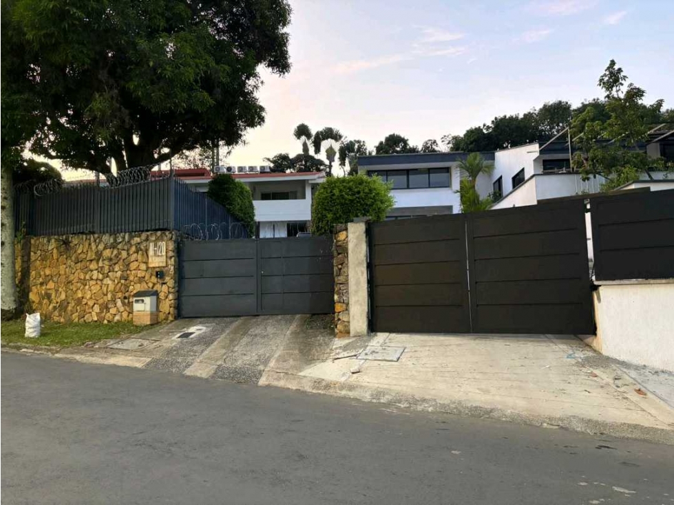 Casa remodelada e independiente en Ciudad Jardin al sur de Cali