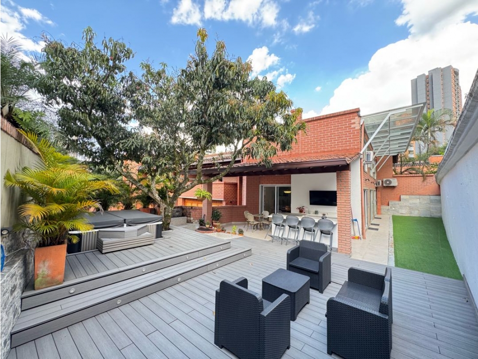 Casa remodelada en venta El Poblado Los Parra con jacuzzi