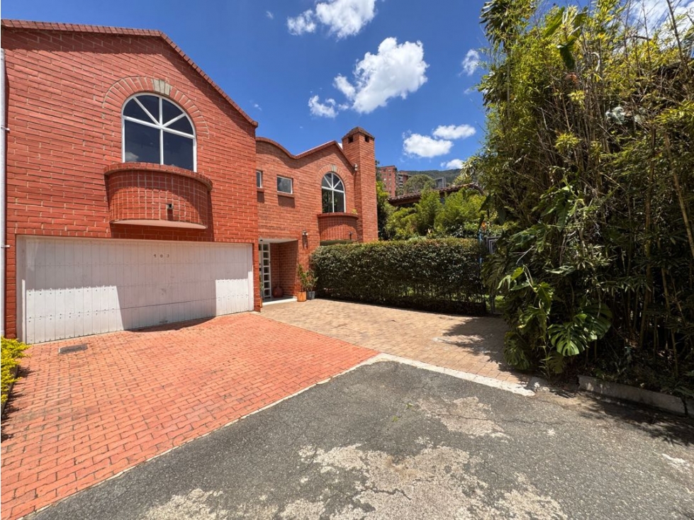 CASA REMODELADA EN VENTA SECTOR ALTOS DEL POBLADO