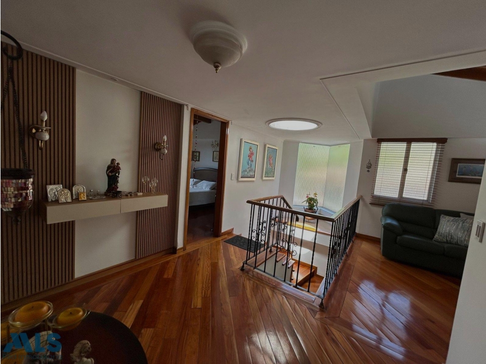 Casa renovada con jardín y excelente ubicación e...(MLS#269295)