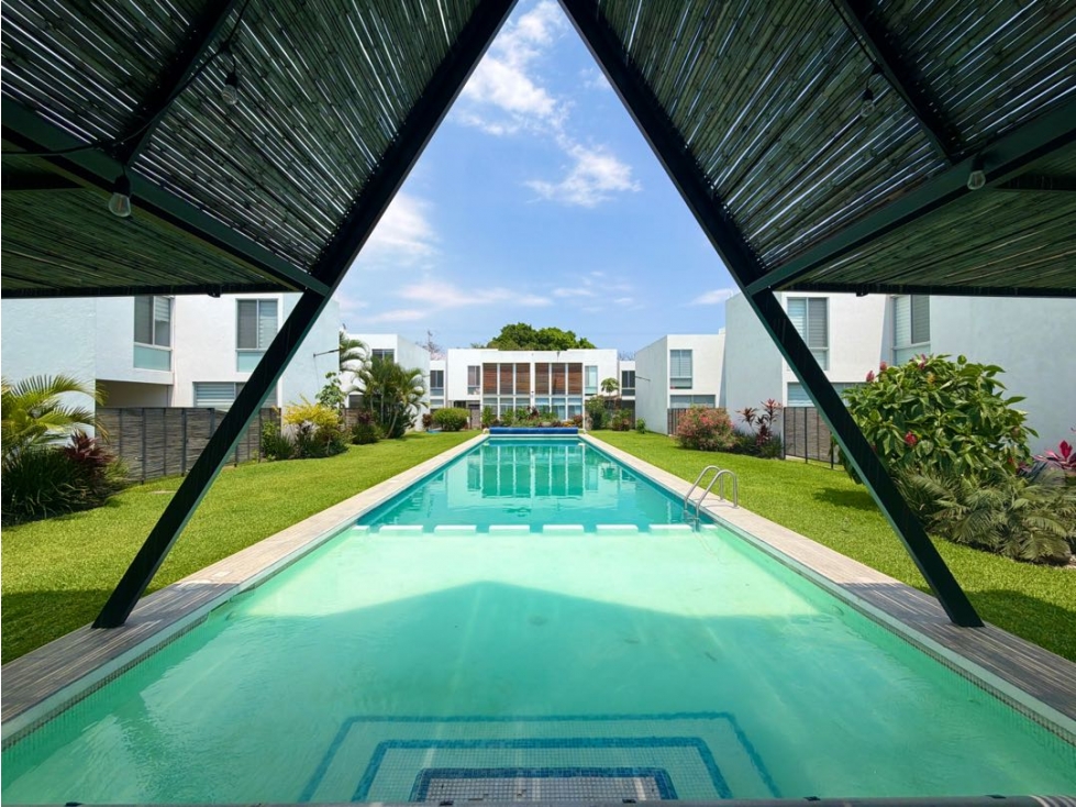 Casa residencial con jardín privado y alberca en condominio xochitepec