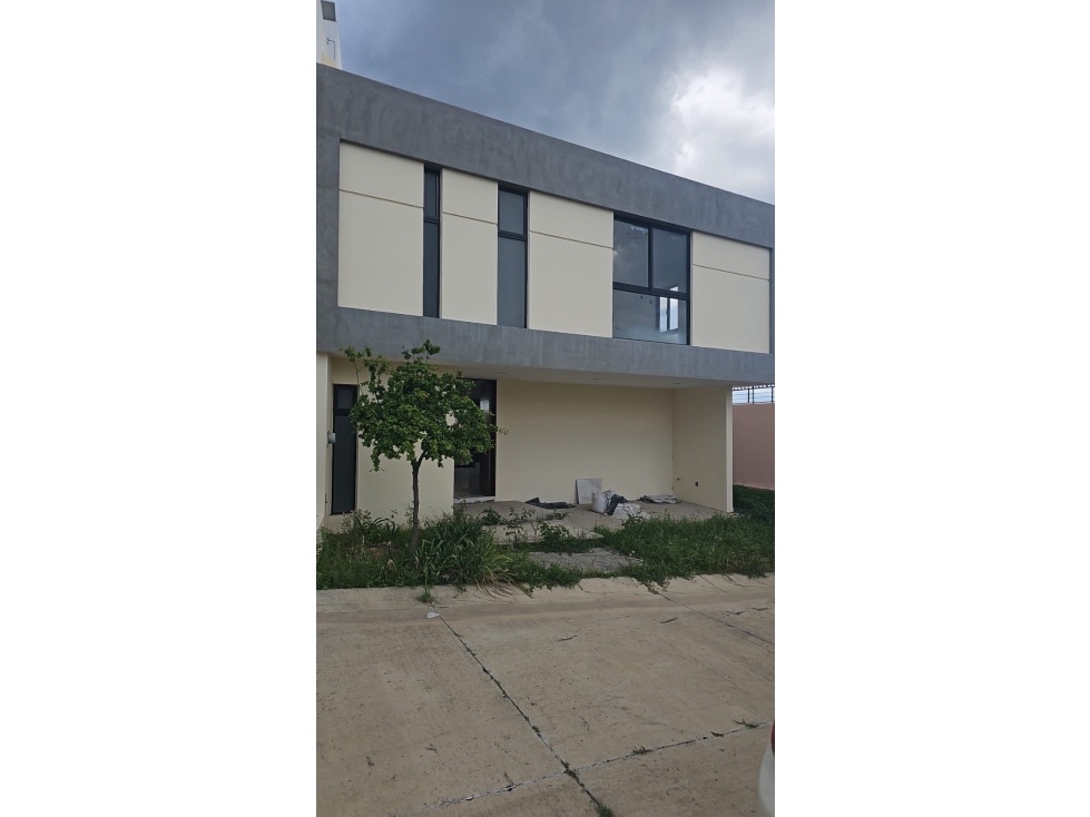 Residencia Nueva de 3 pisos en Capital Norte Zapopan Coto Carrara