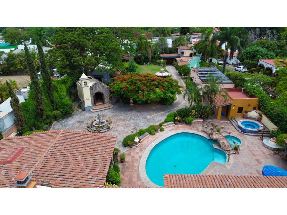 Casa residencial en venta en Lomas de Cuernavaca con 2,500 M2 terreno