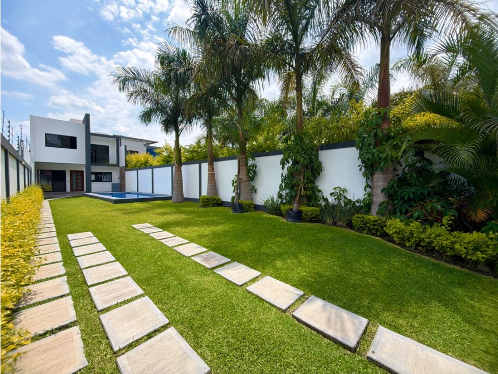 Casa Residencial en venta en Las brisas Cuernavaca con jardín Privado