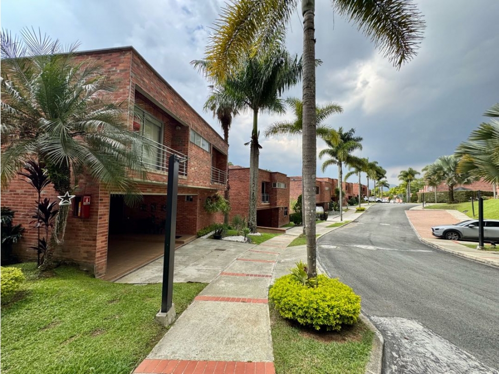 Casa sector BENEDICTINOS con gran jardín