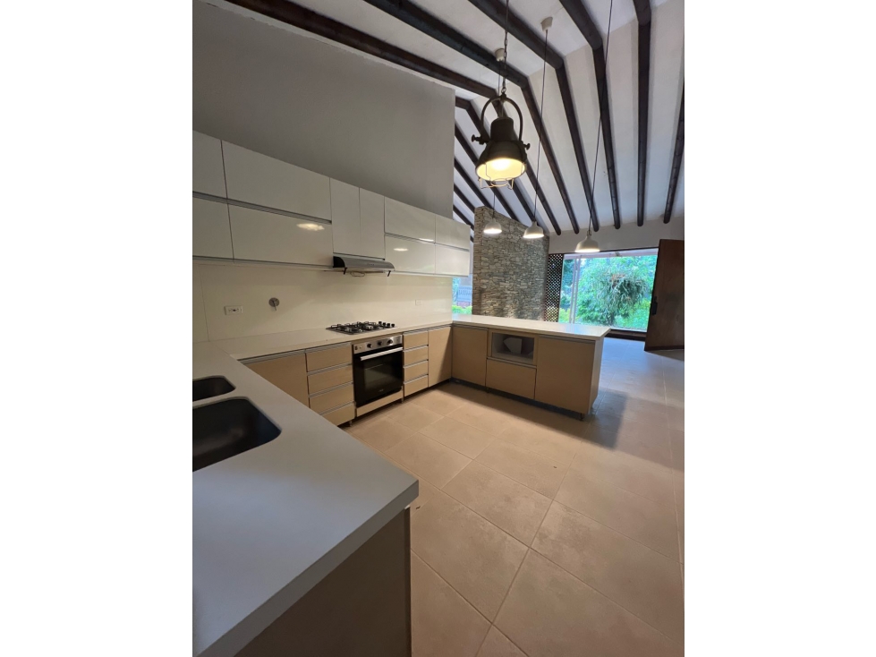 CASA SECTOR LOMA DE LAS BRUJAS UN NIVEL AREA 220M2 LOTE 720M2