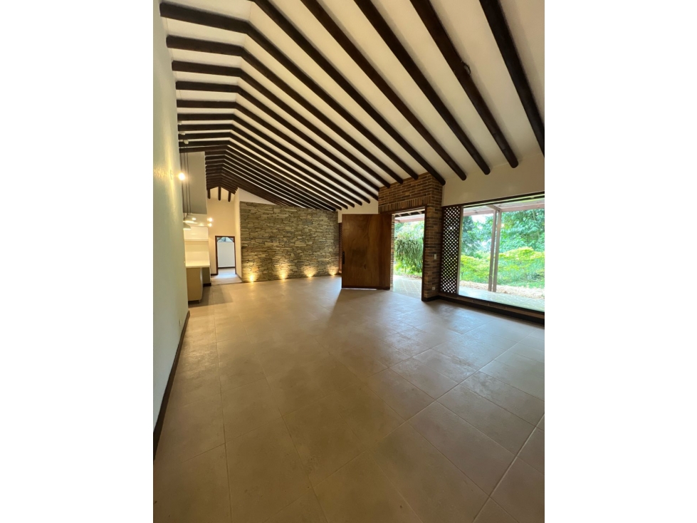 CASA SECTOR LOMA DE LAS BRUJAS UN NIVEL AREA 220M2 LOTE 720M2 — foto 3