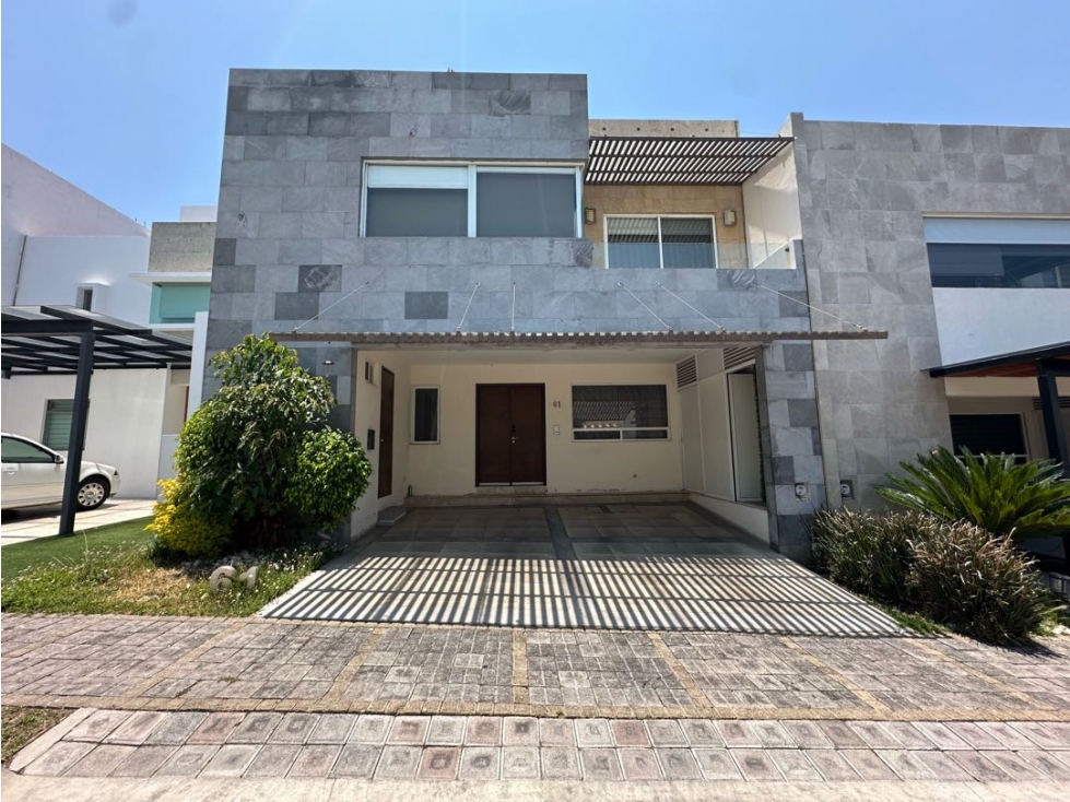 Casa en venta con recámara en planta baja. Lomas Angelopolis 2