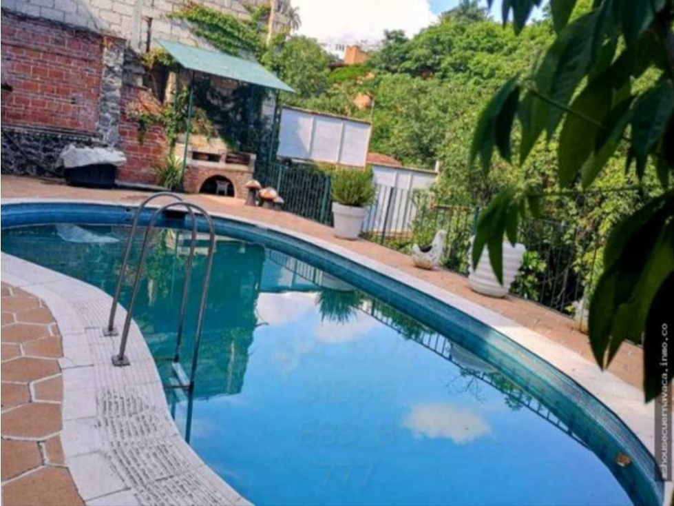 VENTA DE CASA SOLA CON ALBERCA EN CLUB DE GOLF CUERNAVACA